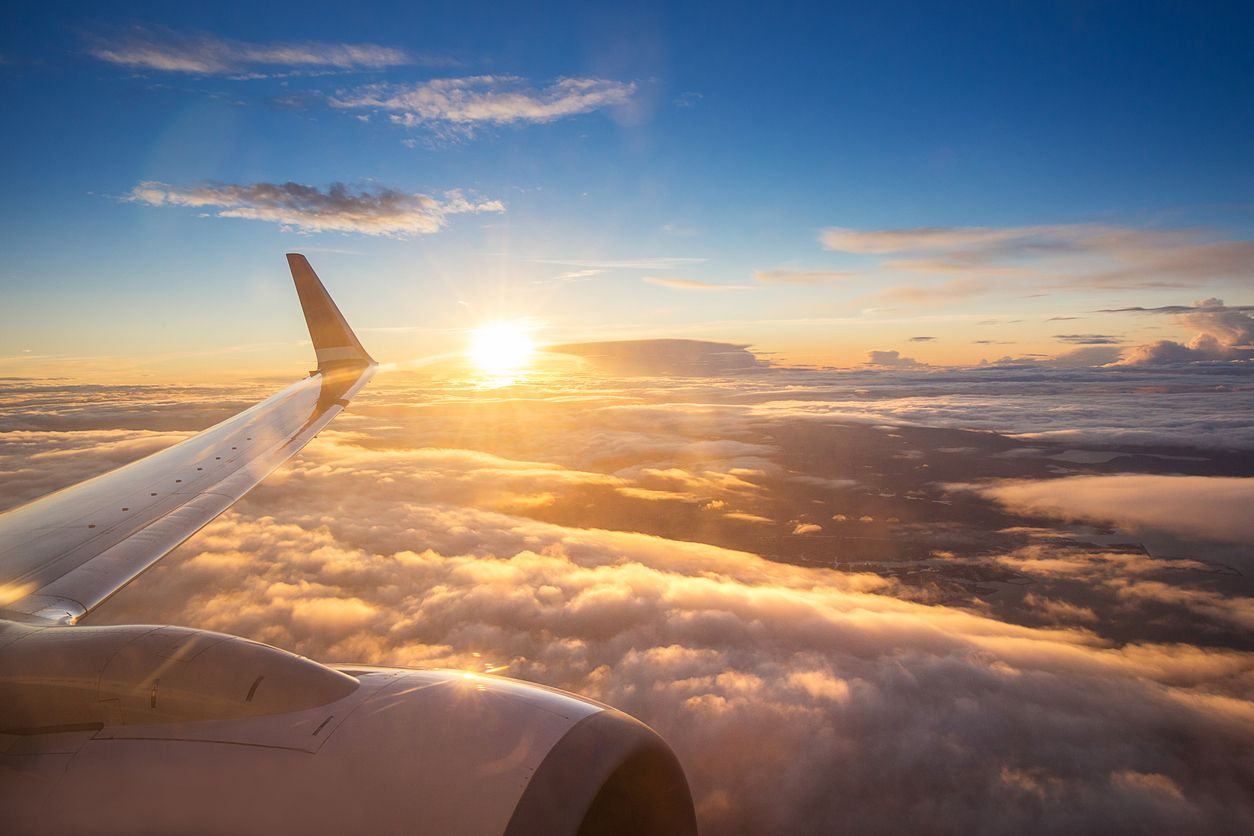 Ala de un avión en pleno vuelo