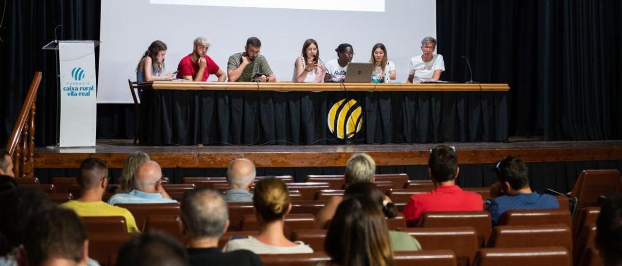 Imagen de la asamblea de la Comissió de Penyes, que tuvo lugar en el salón de conferencias de la Caixa Rural.