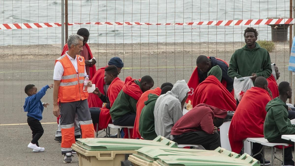 Migrantes con menores llegados a El Hierro.
