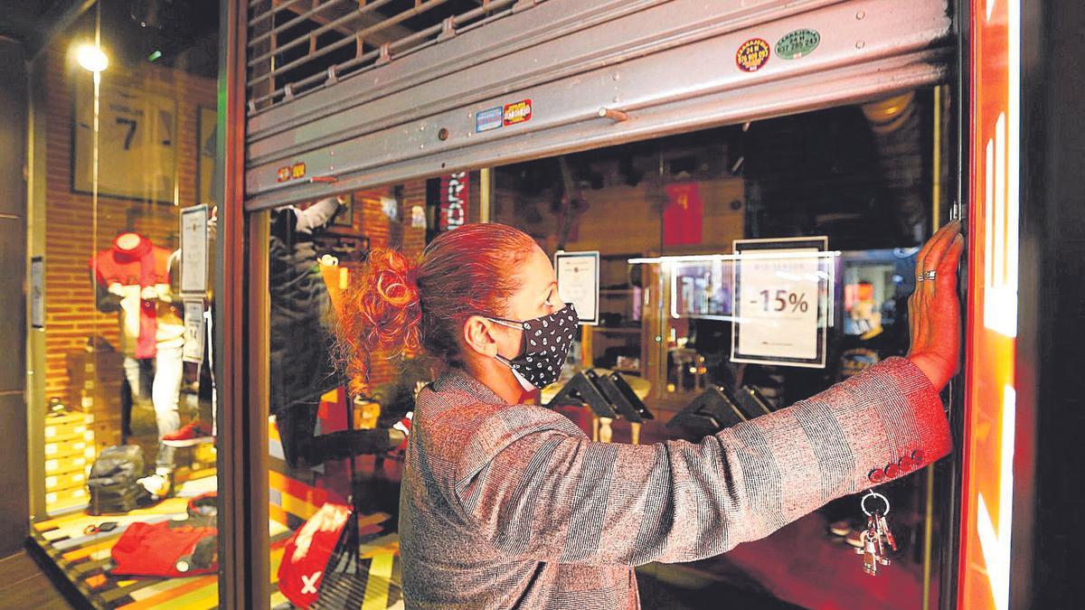 Cierre de un comercio por las restricciones en Zaragoza