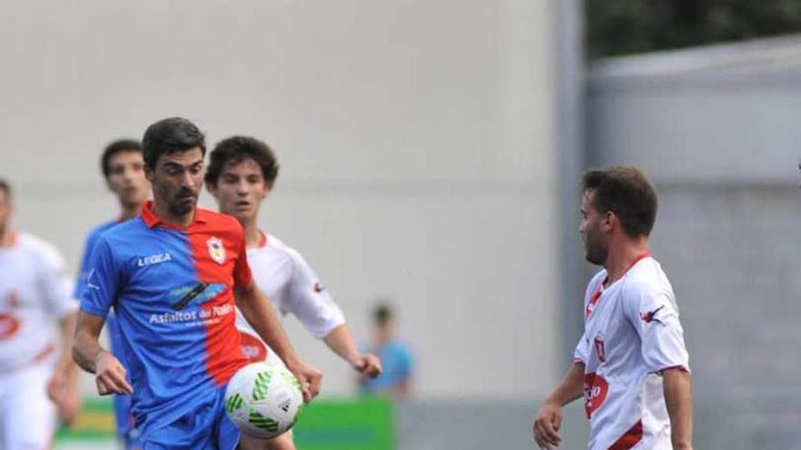 Nacho Calvillo, con el balón, en el debut liguero del Langreo.