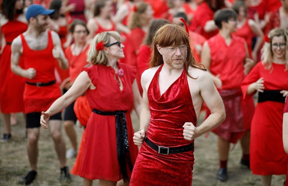 Personas vestidas como Kate Bush participan en el flash mob  de The Most Wuthering Heights Day en Berlín, Alemania.