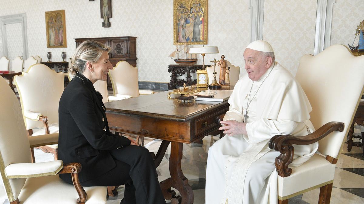 La vicepresidenta segunda y Ministra de Trabajo y Economía Social, Yolanda Díaz, se reúne, en audiencia privada, con el papa Francisco, en la Biblioteca Apostólica de la Ciudad del Vaticano.