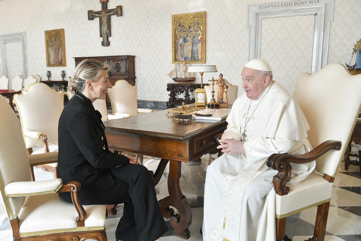 La vicepresidenta segunda y Ministra de Trabajo y Economía Social, Yolanda Díaz, se reúne, en audiencia privada, con el papa Francisco, en la Biblioteca Apostólica de la Ciudad del Vaticano