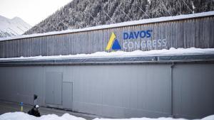 Imagen del Palacio de Congresos de Davos, con montañas de los Alpes al fondo.