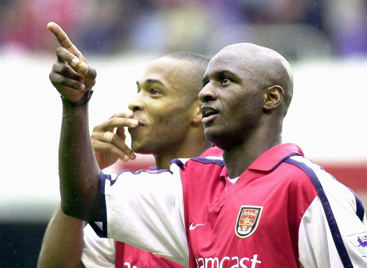 UK OUT/NO MAGS/NO SALES/NO ARCHIVES ARS01 - 20000826 - LONDON, UNITED KINGDOM : Arsenal London's Frenchman Patrick Vieira (r) celebrates his second goal, with team-mate and compatriot Thierry Henry, against Charlton Athletic at this afternoon's Premier League match at Highbury, Saturday, 26 August 2000. (ELECTRONIC IMAGE) EPA PHOTO PRESS ASSOCIATION/TONY HARRIS. thierry henry - patrick vieira. arsenal. liga inglaterra 2000/2001 arsenal - charlton. deportiva euforia 2000/2001 señalando. highbury