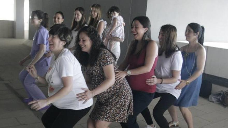 Un instante del taller de baile que acogió ayer el Hospital del Vinalopó para embarazadas, en la terraza del edificio.