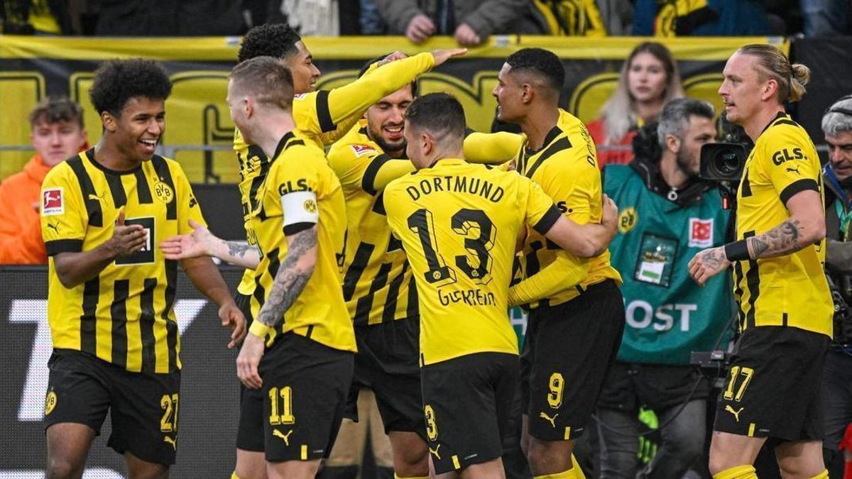 Los jugadores del Borrusia Dortmund celebran el gol de Sébastien Haller ante el Friburgo.