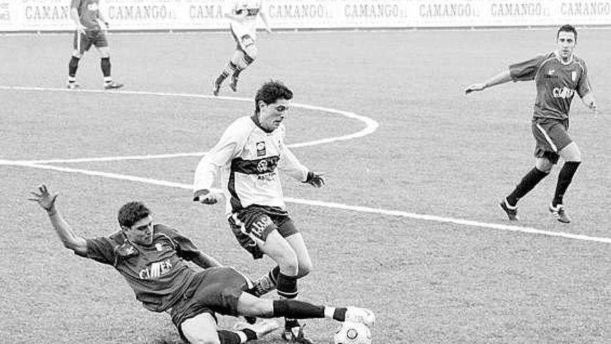 El defensa local Dani Martino le saca la pelota al gijonés Álvarez.