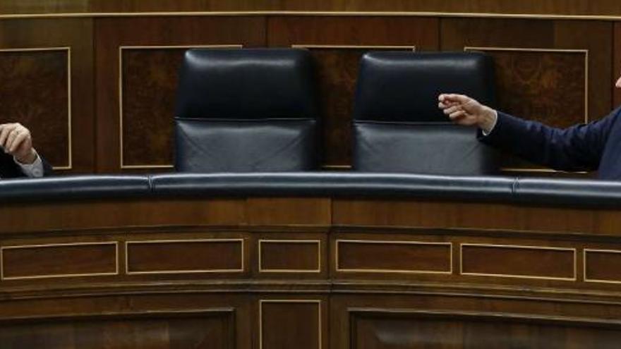 El ministro de Justicia, Alberto Ruiz Gallardón, conversa con el de Interior, Jorge Fernández Díaz, en el pleno de ayer.  // Juanjo Martín