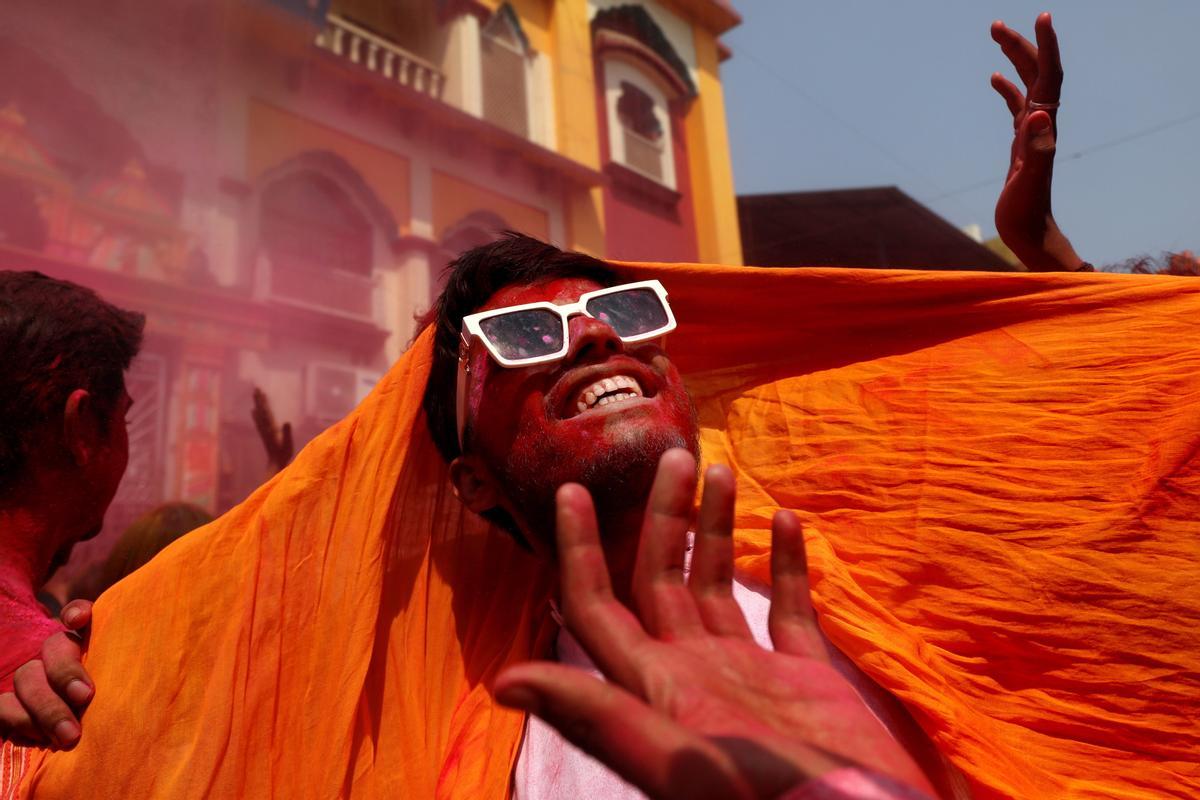 Celebración del Holi, festival de los colores, en Calcuta