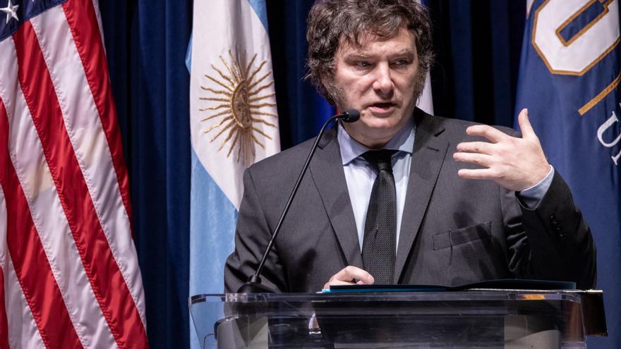 El &quot;plan motosierra&quot; de Milei quiere cortar de raíz la ciencia argentina