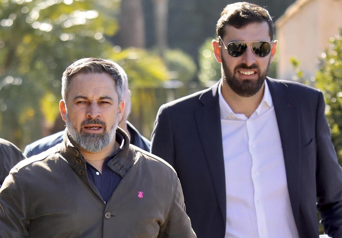 Santiago Abascal (izquierda) junto a José Ángel Antelo, en la visita que el líder de Vox a Murcia en febrero de 2025
