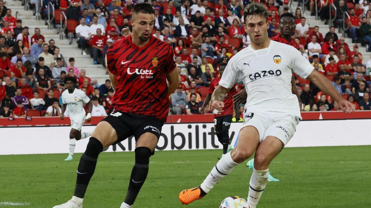 Hugo Duro pelea una pelota en el duelo contra el Mallorca