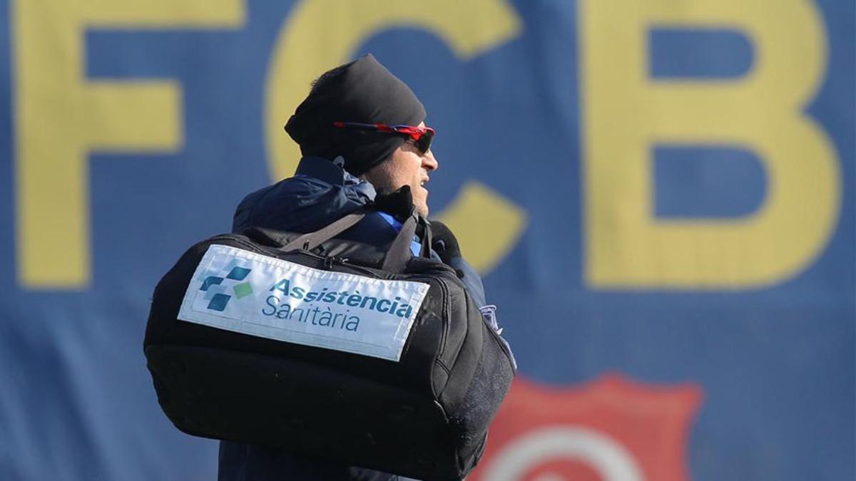 Lucho se resguarda del frío en la sesión previa al partido en Villarreal