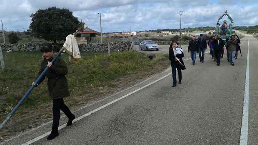 Los vecinos de Villamor de Cadozos camino de la ermita.