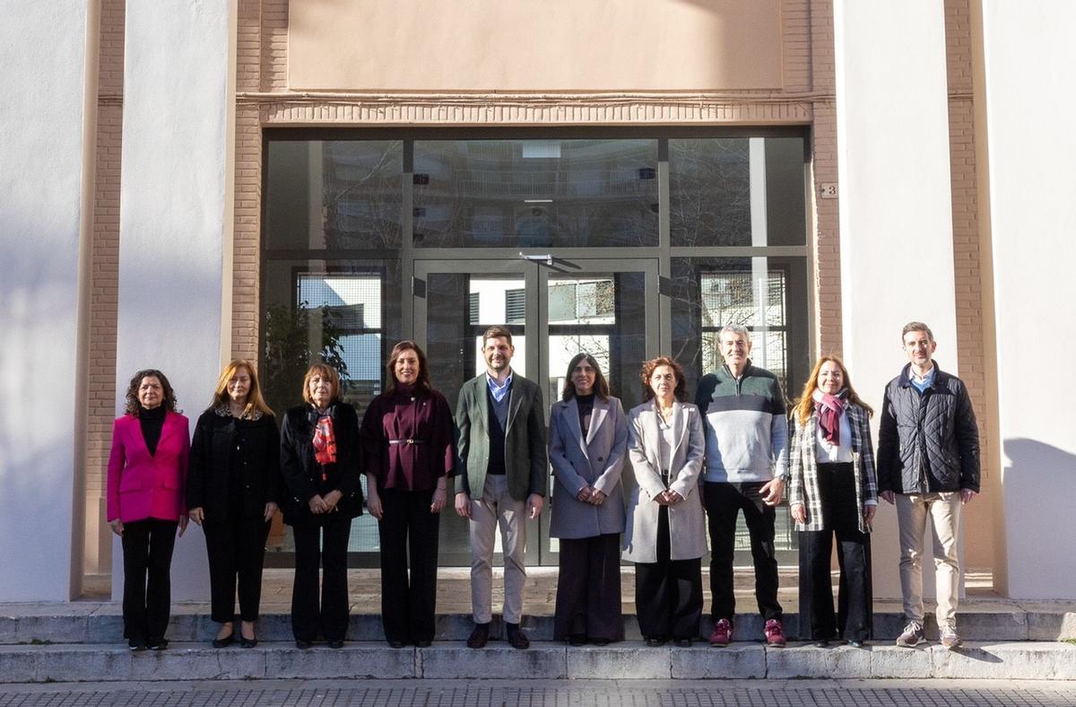 Representantes municipales y del centro.