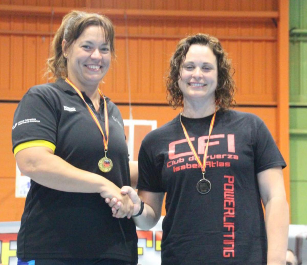Diana Vilches, a la derecha, con la medalla de plata. | TONI GORDÓ