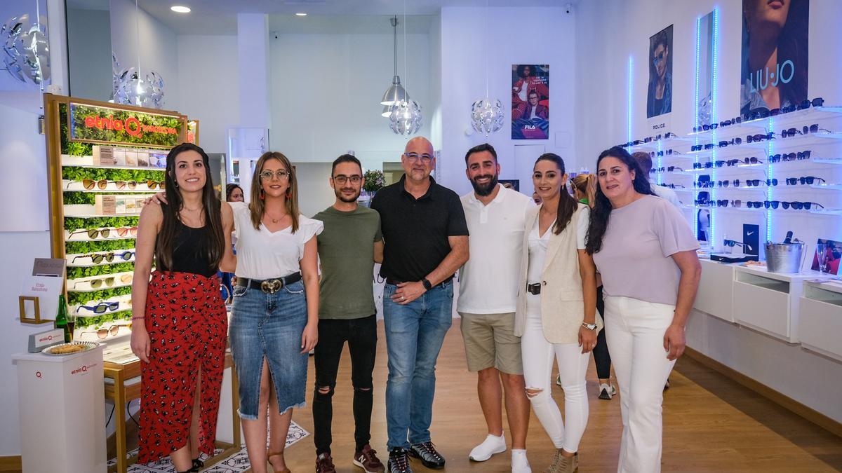 El equipo de la tienda Perfect Visions de Badajoz junto al creador de la franquicia, el óptico-optometrista Cesáreo Pintado.