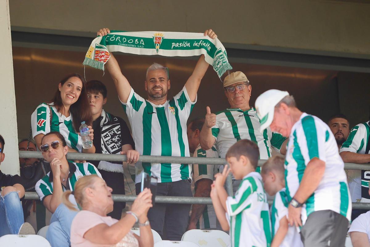 Córdoba CF-Racing de Ferrol | La afición blanquiverde en El Arcángel, en imágenes