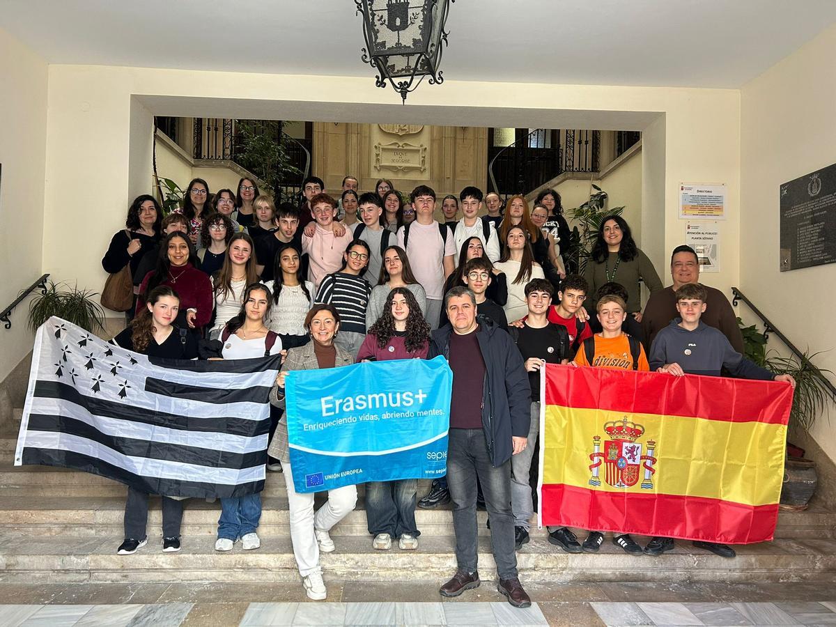 Foto de familia de la visita del alumnado 'Erasmus+' al ayuntamiento de Segorbe.
