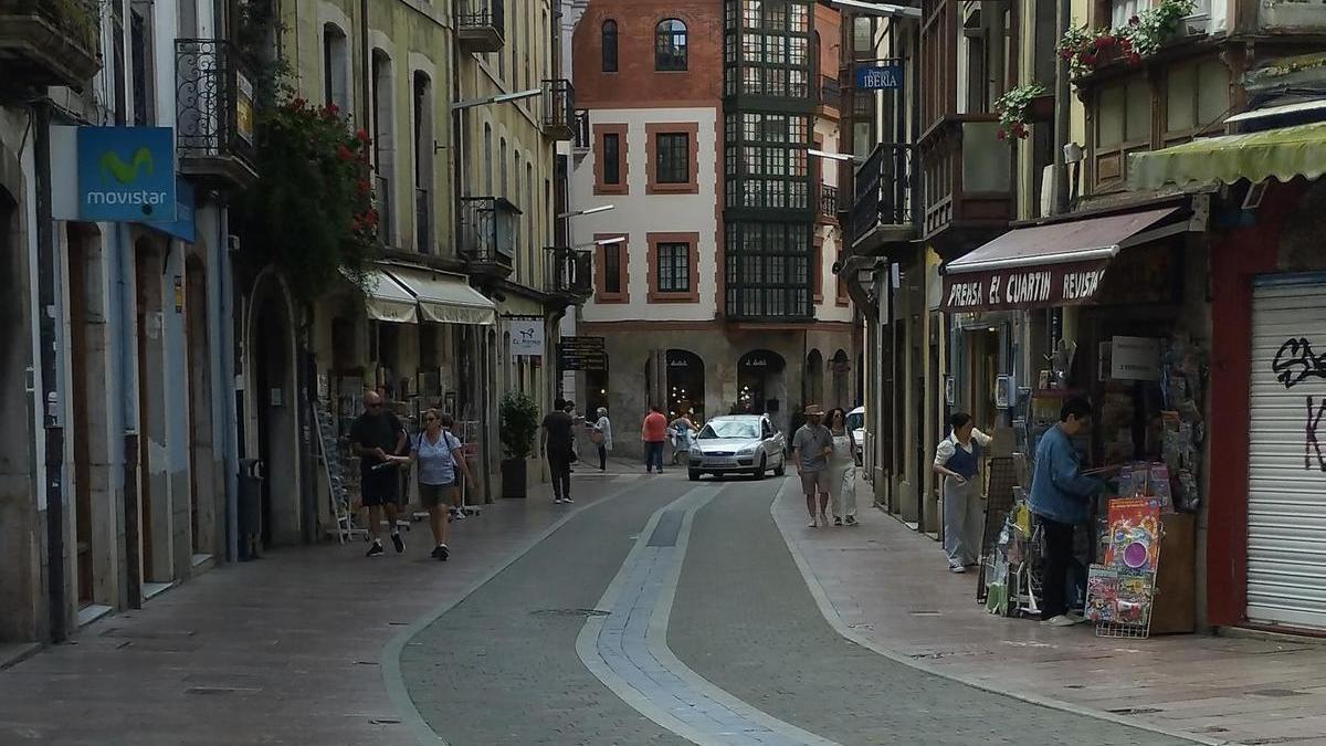 Calle Castillo, en Llanes, una de las afectadas por el cierre al tráfico.