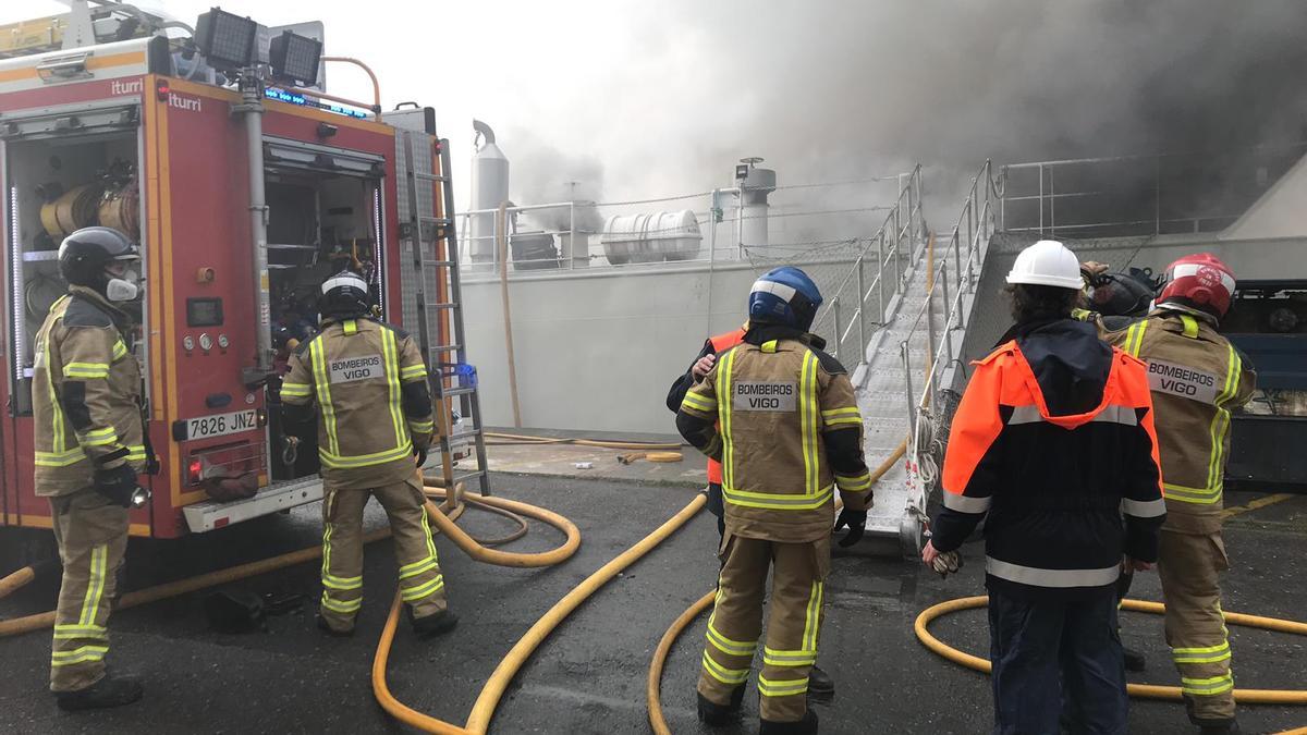 Incendio de un pesquero en el puerto de Vigo