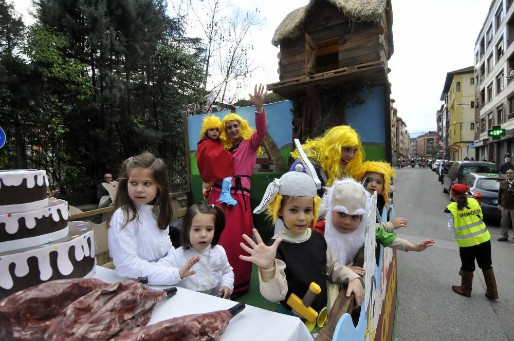 Participantes en el desfile del Antroxu en Pola de Lena.