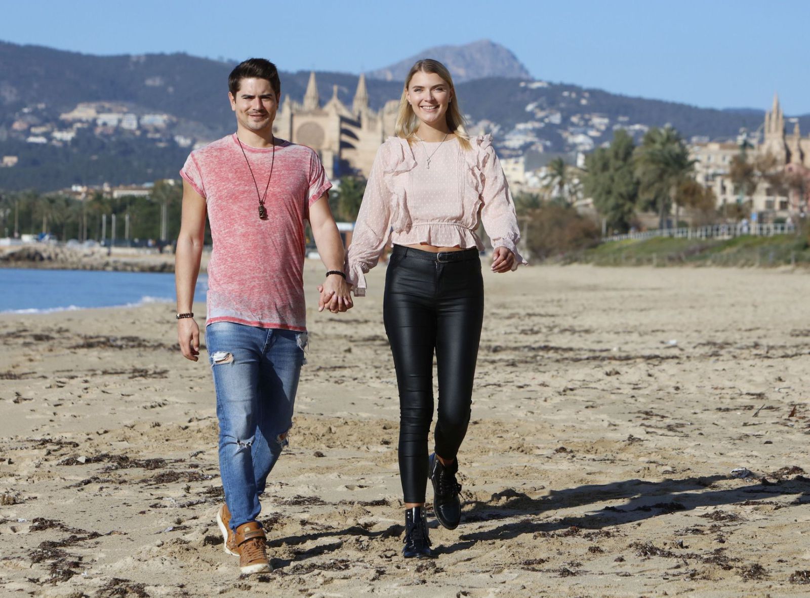 Dominik Bruntner und Jolina Fust am Strand Can Pere Antoni in Palma.