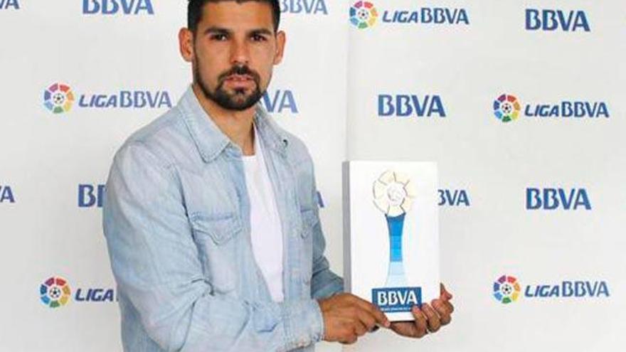 Nolito, con el premio al mejor jugador. // @LaLiga