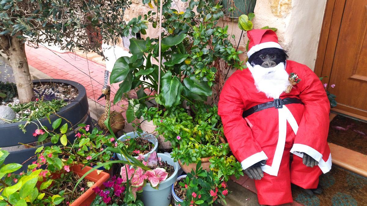 El curioso Papá Noel que unos vecinos de Llíber han colocado en su fachada