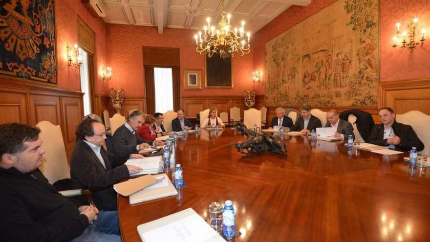 Los alcaldes de los concellos en su reunión de ayer con la presidenta de la Diputación. // G. Santos