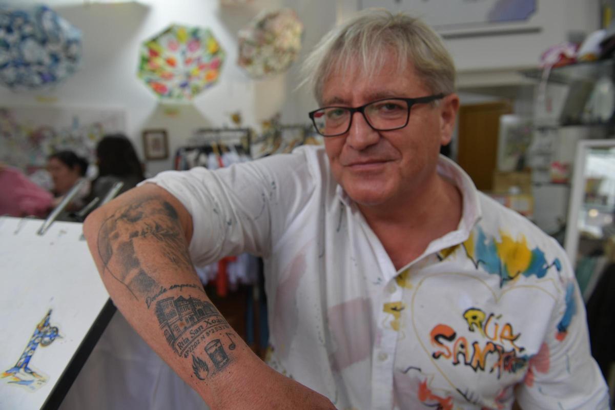 Aníbal Rodríguez muestra su tatuaje de la calle San Juan
