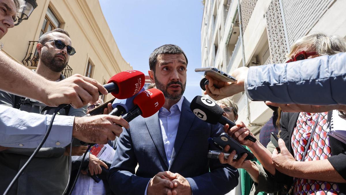El ministro Bustinduy visita el Cabanyal ante la 'plaga' de los apartamentos turísticos