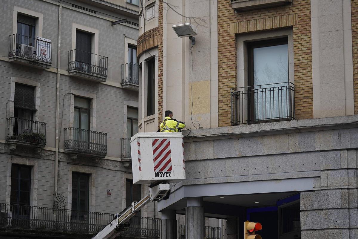 Les fotos dels operaris treballant per tornar la llum a la ronda Ferran Puig i el carrer Sèquia