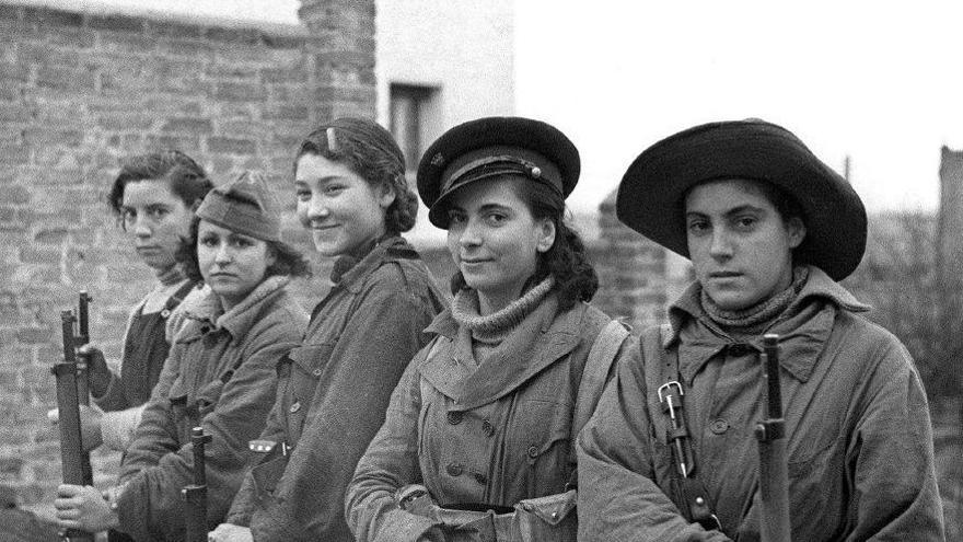 Fotografía del otoño de 1936 de varias milicianas en el frente de Madrid, sector de la Casa de Campo y carretera de Extremadura.