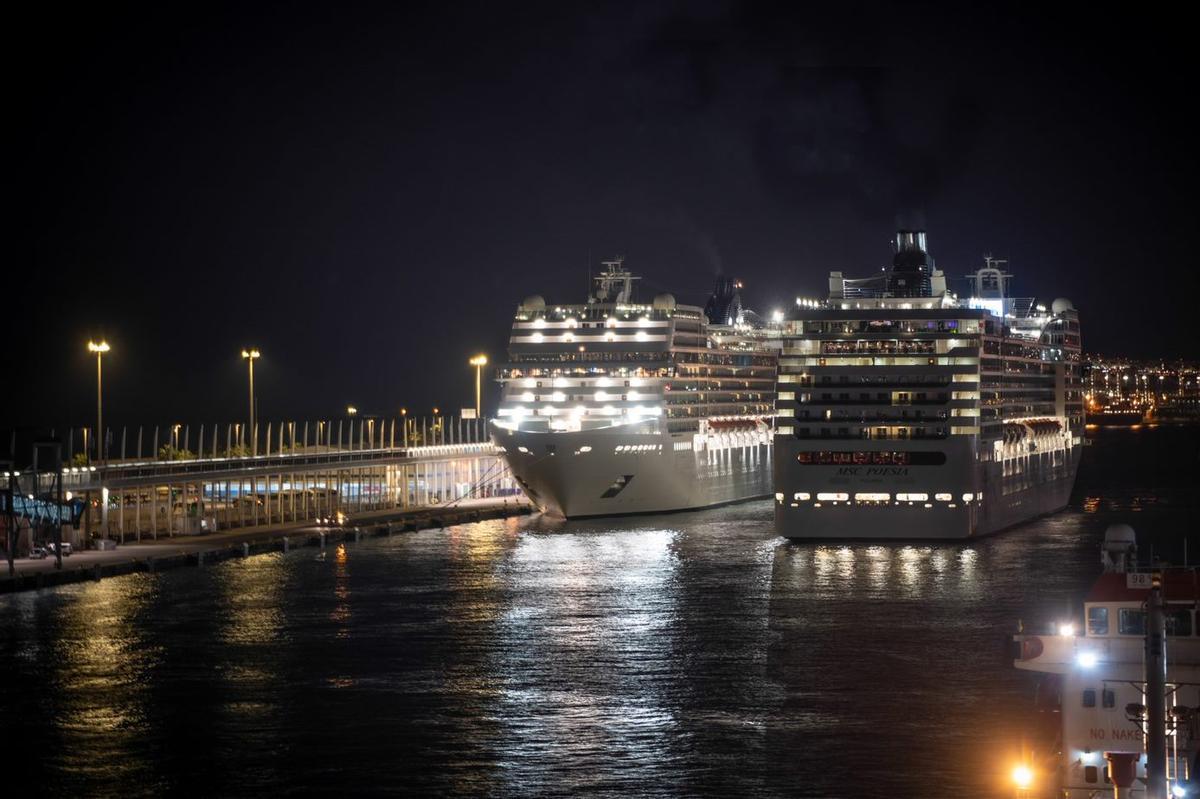 Los cruceros MSC Poesía y MSC Magnífica en el Puerto de Barcelona.