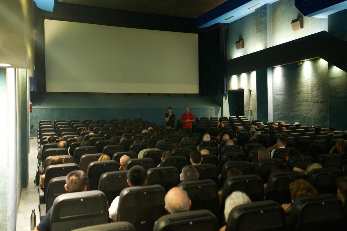 Un momento del coloquio en los cines Aana de Alicante entre Diego Luna y Carlos Escolano