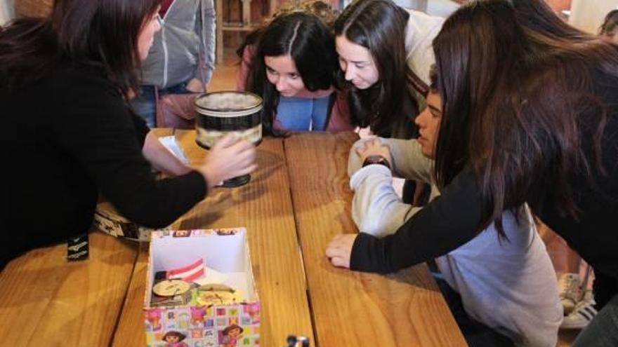 Una actividad con jóvenes en el Museu Comarcal.