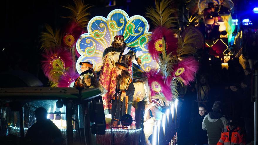 A los pies de Melchor, Gaspar y Baltasar para la lluvia de caramelos en Sant Antoni