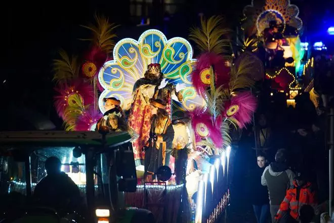A los pies de Melchor, Gaspar y Baltasar para la lluvia de caramelos en Sant Antoni