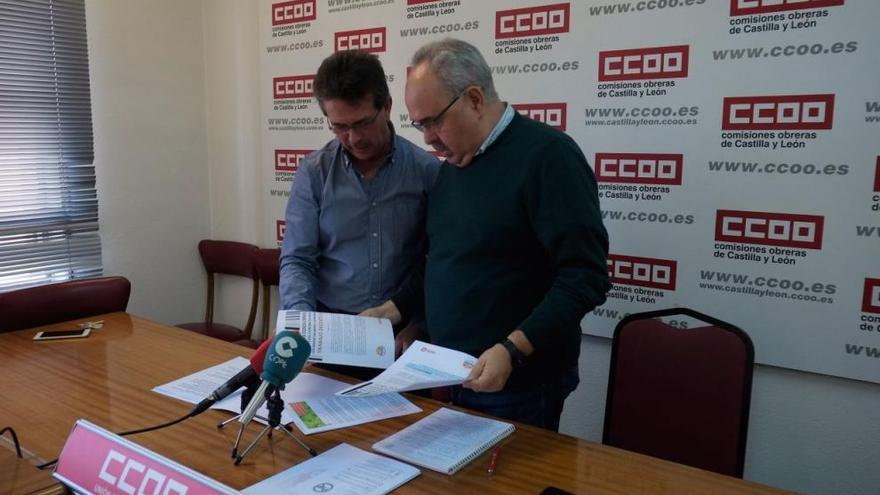 Manuel Prieto y Ángel del Carmen durante la lectura del manifiesto.