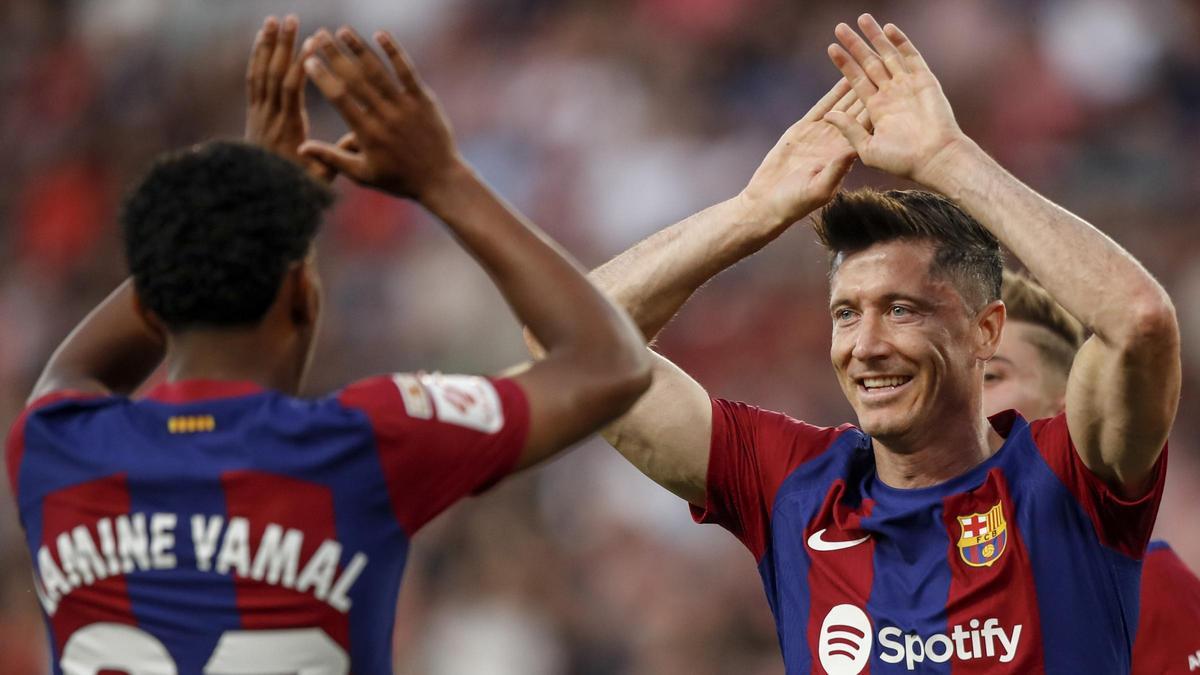 Lamine Yamal felicita a Lewandowski tras el 0-1 anotado por el polaco al Sevilla en el Sánchez Pizjuán.