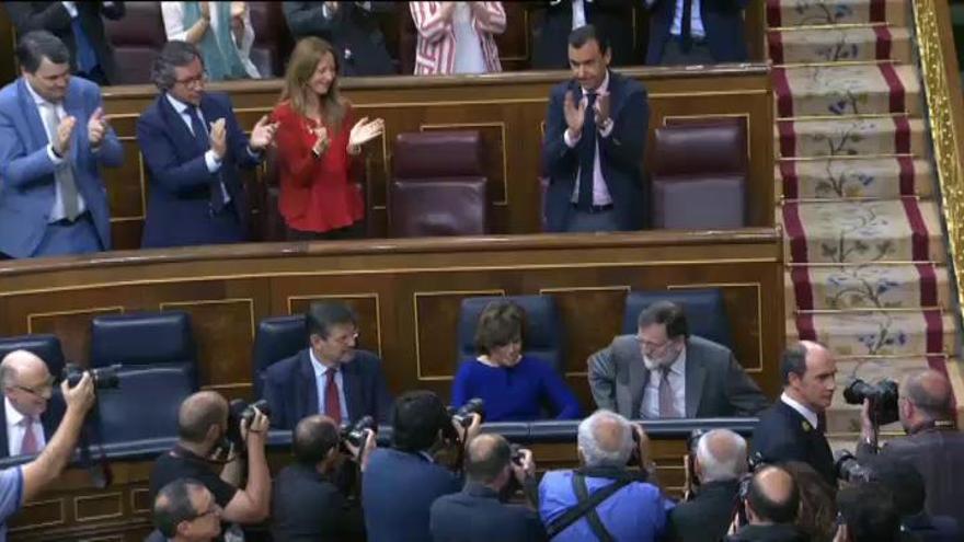 Aplausos para Rajoy a 24 horas de la moción de censura