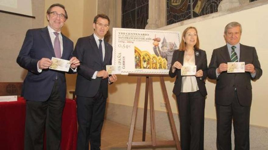 El alcalde de Santiago, Ángel Currás, Feijóo, Pastor y el presidente de Correos, Javier Cuesta, ayer. // X. A.