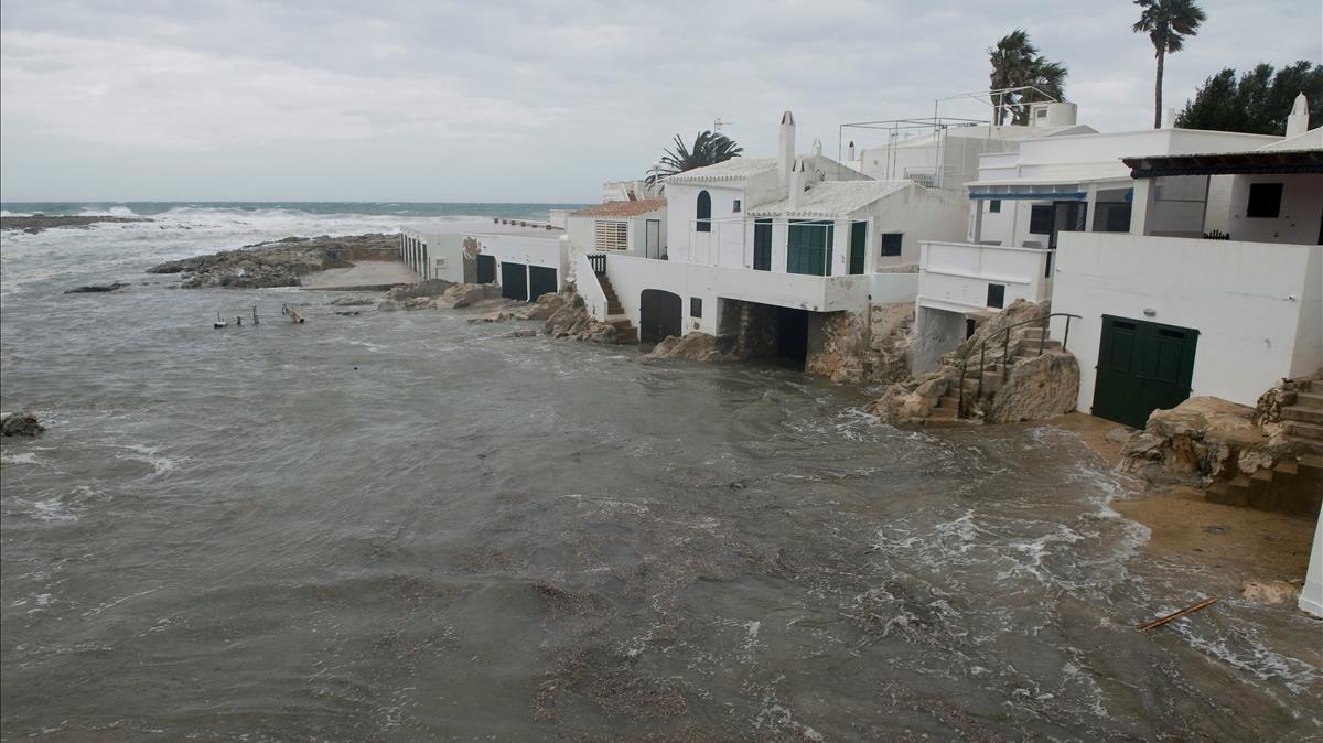 La subida del nivel del mar a provocado que el agua llegara hasta los bajos de las casas de Sant Lluis, Menorca. 