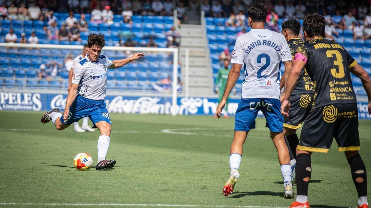 Juanjo Sánchez golpea la pelota durante el duelo entre Tenerife y Ourense.