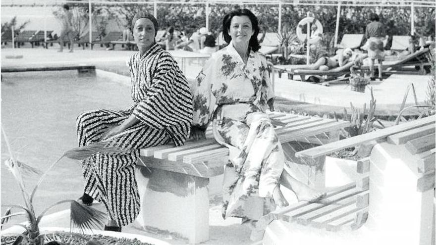 María Mendiola -izquierda- y Mayte Mateos, las Baccara originales, durante una estancia en la isla de Fuerteventura en la década de los 70. | | E.D.