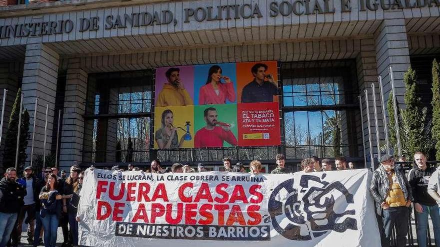 Concentración a las puertas del Ministerio donde Garzón presentaba el real decreto. // Emilio Naranjo/ Efe