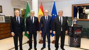 De izquierda a derecha, en la Embajada de España ante Arabia Saudí, Florentino Pérez, presidente del Real Madrid; Pedro Rocha, presidente interino de la RFEF; Jorge Hevia, embajador español en Arabia Saudí; y Joan Laporta, presidente del FC Barcelona.